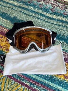 Oakley Silver Frame Ski Goggles with Amber Lens and Black Adjustable Strap